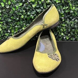 Clarks Apple Green Flats with Textured Embellishment Size 6.5